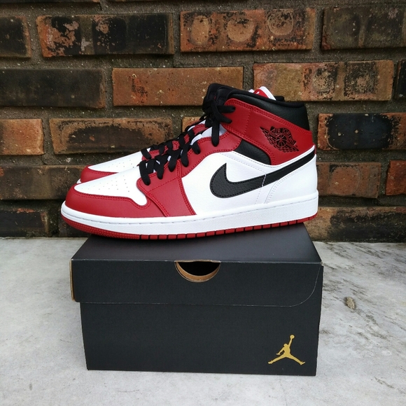 Air Jordan 1 Mid Chicago Sneakers - Picture 5 of 9